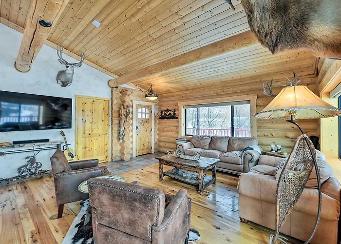 Charming Bedford W/ Private Hot Tub!