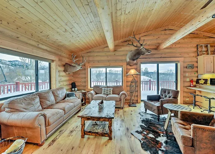 Charming Bedford W/ Private Hot Tub! * Thayne