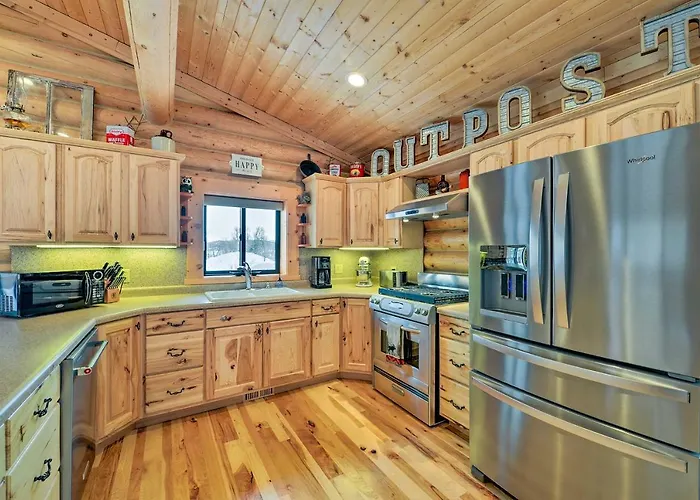 Charming Bedford W/ Private Hot Tub!