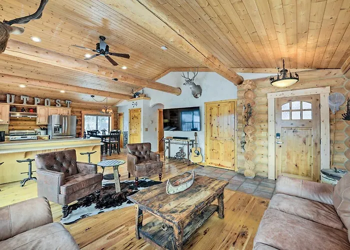 Charming Bedford W/ Private Hot Tub! Сasa de vacaciones