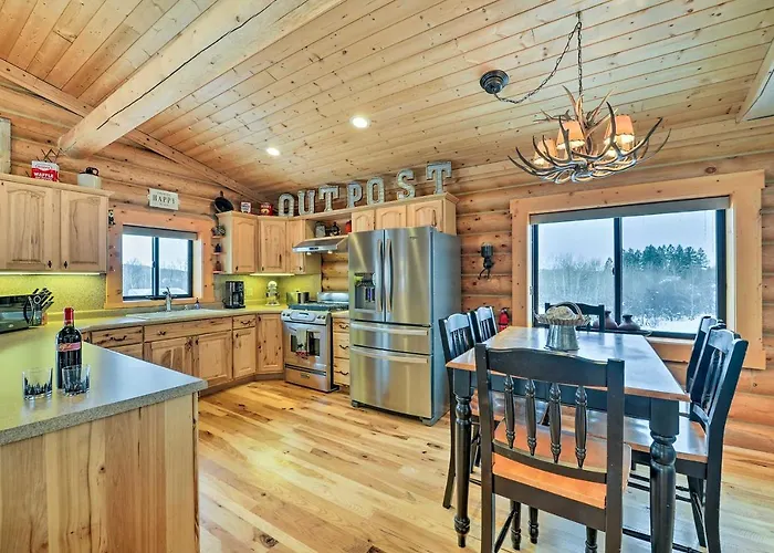 Сasa de vacaciones Charming Bedford W/ Private Hot Tub!