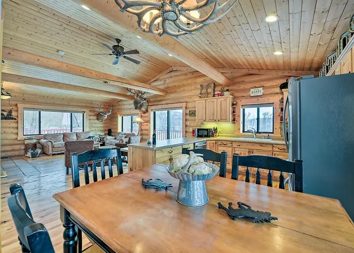 Charming Bedford W/ Private Hot Tub!