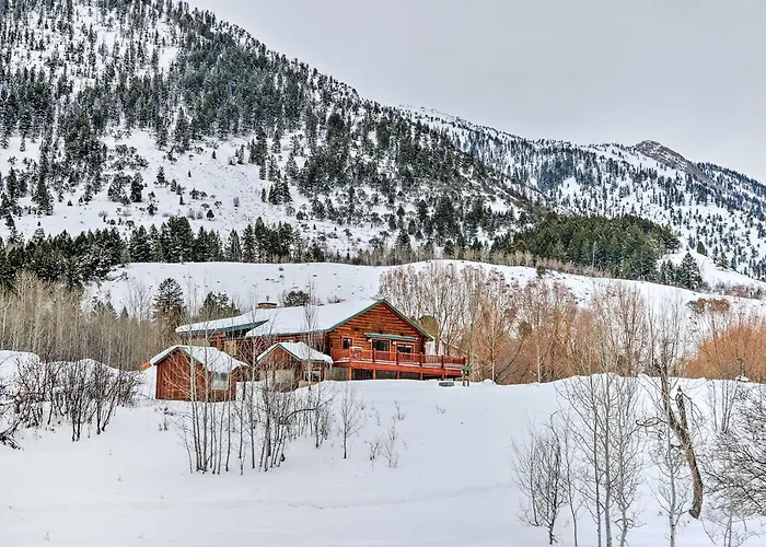 Charming Bedford W/ Private Hot Tub! Сasa de vacaciones