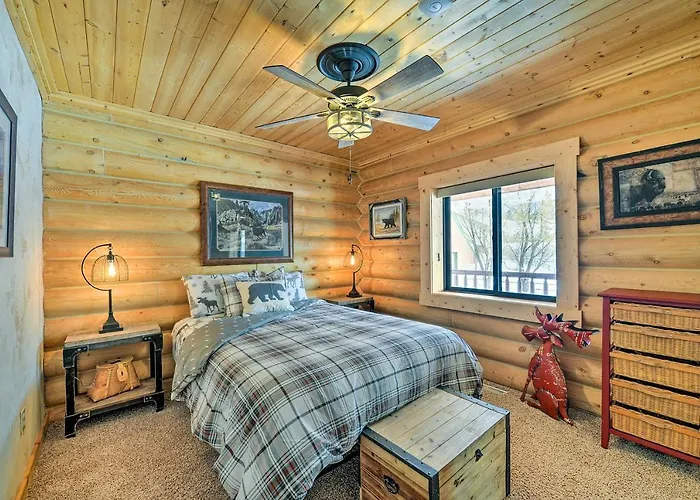 Charming Bedford W/ Private Hot Tub! Сasa de vacaciones