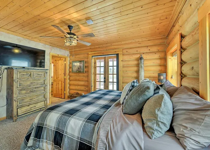 Charming Bedford W/ Private Hot Tub! * Thayne