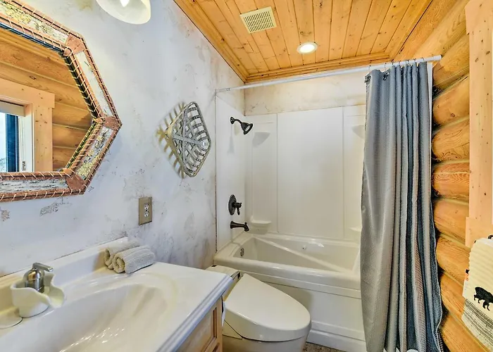 Charming Bedford W/ Private Hot Tub!