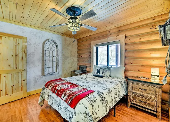 Charming Bedford W/ Private Hot Tub! Сasa de vacaciones Thayne