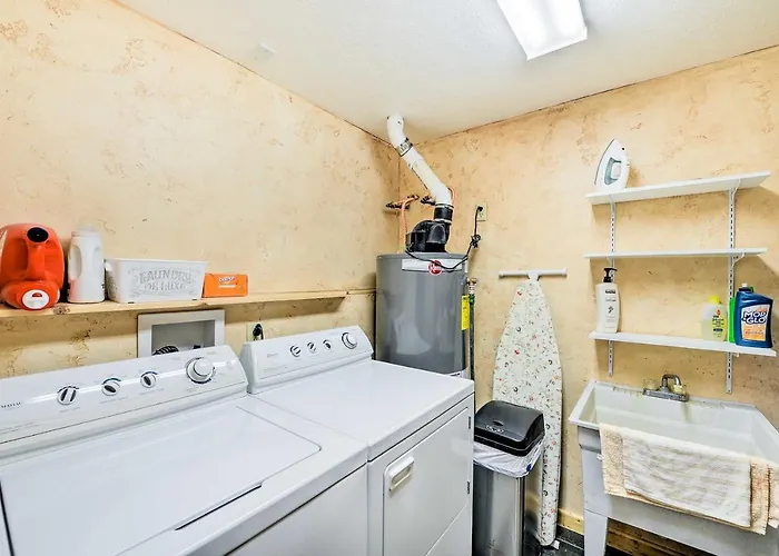 Charming Bedford W/ Private Hot Tub! Сasa de vacaciones Thayne