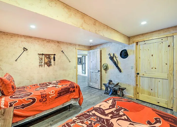 Charming Bedford W/ Private Hot Tub!
