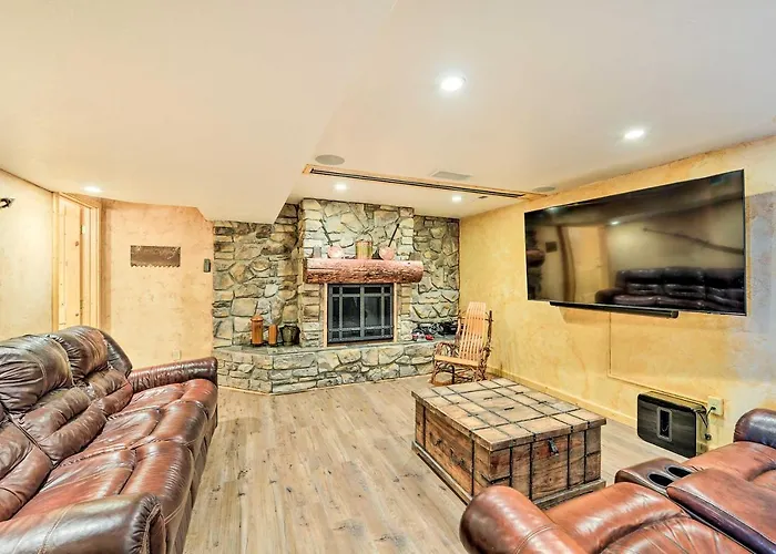 Charming Bedford W/ Private Hot Tub! Thayne