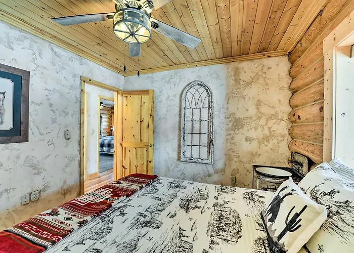 Charming Bedford W/ Private Hot Tub! Сasa de vacaciones *