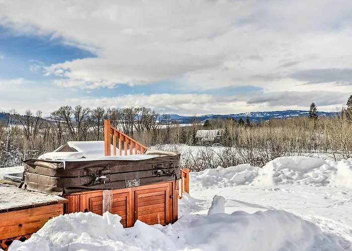 Charming Bedford W/ Private Hot Tub!