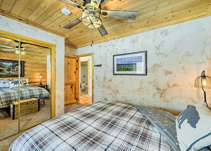 Сasa de vacaciones Charming Bedford W/ Private Hot Tub! Thayne
