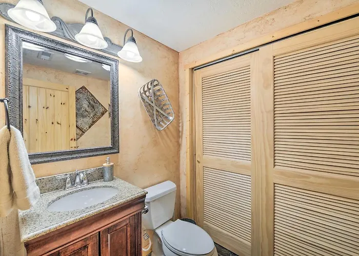 Charming Bedford W/ Private Hot Tub! Сasa de vacaciones Thayne