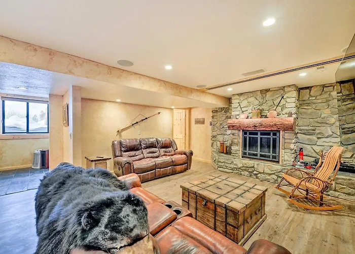 Charming Bedford W/ Private Hot Tub! *