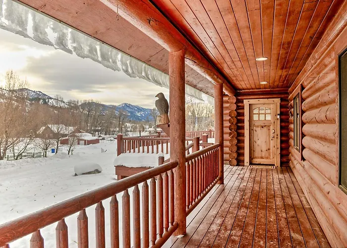 Charming Bedford W/ Private Hot Tub! Сasa de vacaciones