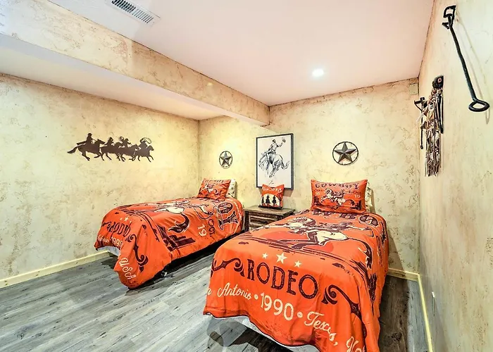 Сasa de vacaciones Charming Bedford W/ Private Hot Tub!