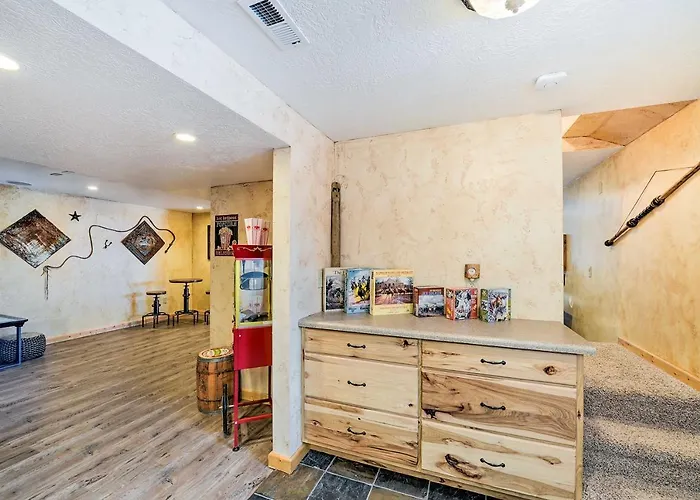 Charming Bedford W/ Private Hot Tub! *
