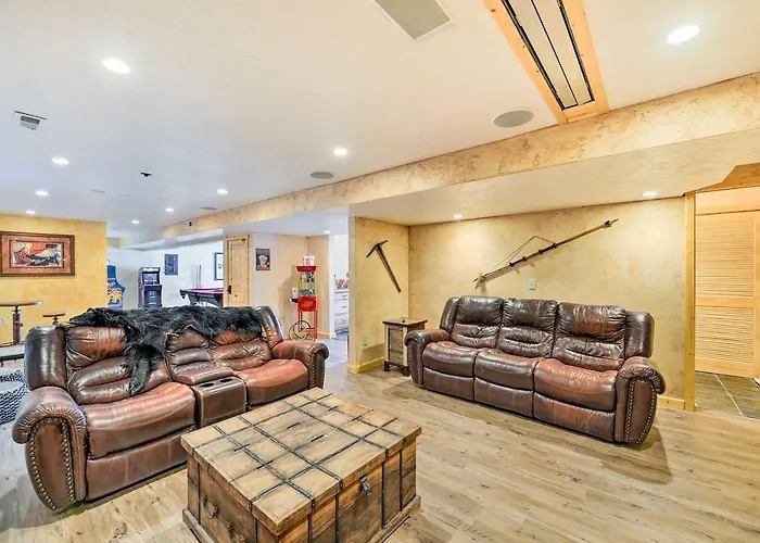 Charming Bedford W/ Private Hot Tub! Сasa de vacaciones