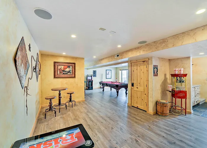 Charming Bedford W/ Private Hot Tub! * Thayne