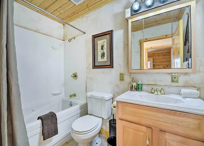 Charming Bedford W/ Private Hot Tub! Hébergement de vacances *