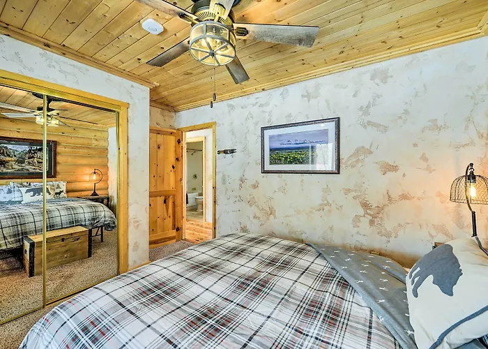 Hébergement de vacances Charming Bedford W/ Private Hot Tub!