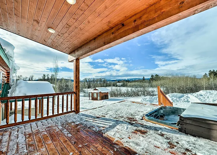 Charming Bedford W/ Private Hot Tub! Hébergement de vacances