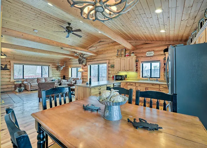 Charming Bedford W/ Private Hot Tub! * Thayne