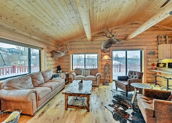 Charming Bedford W/ Private Hot Tub! Hébergement de vacances