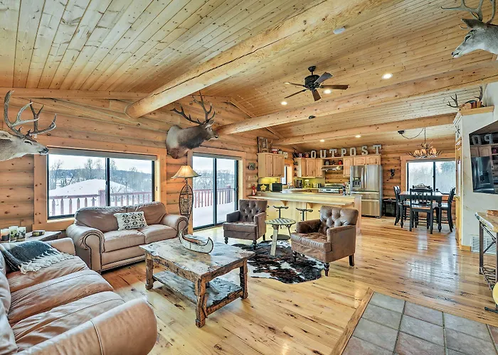Charming Bedford W/ Private Hot Tub! Hébergement de vacances *